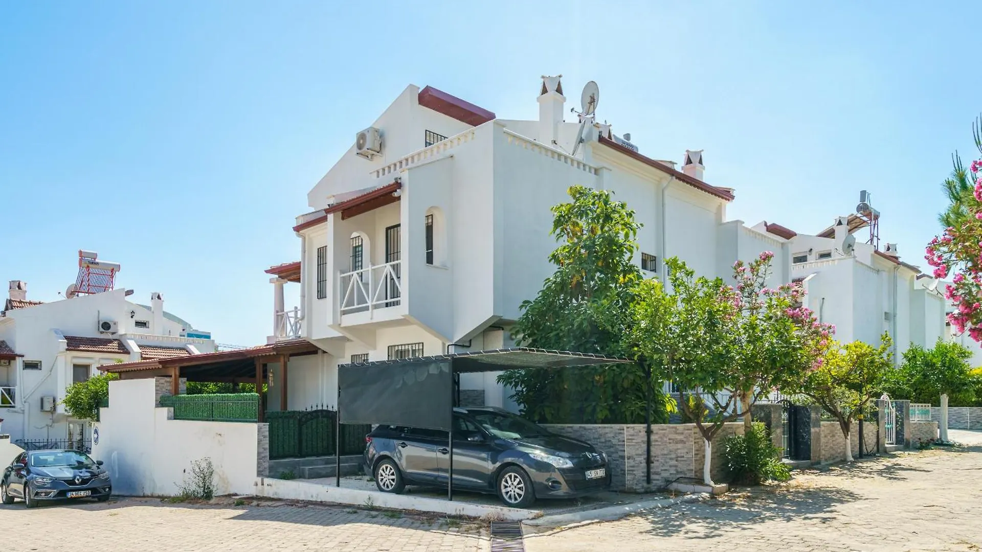 Semi Detached Villa In Complex With Shared Semi Olympic Swimming Pool In Кушадасы