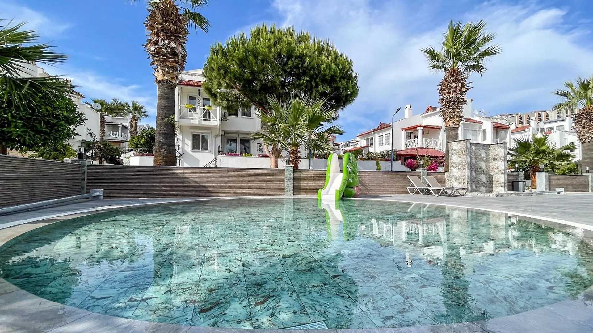 Nyaraló Semi Detached Villa In Complex With Shared Semi Olympic Swimming Pool In Kusadası